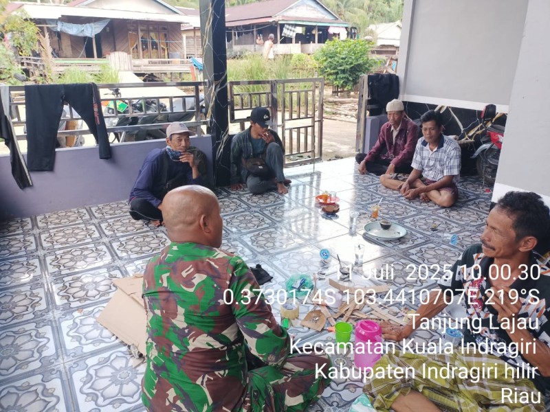 Babinsa Koramil 04/Kuindra: Komsos untuk Meningkatkan Kerukunan Warga