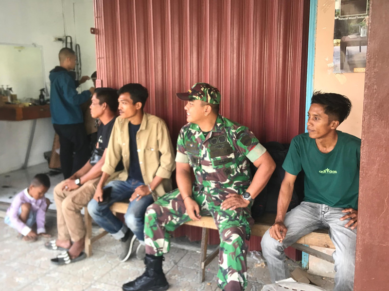 Babinsa Koramil 05/Gas Pratu Risky Sormin  Komsos Di Wilayah Desa Binaan