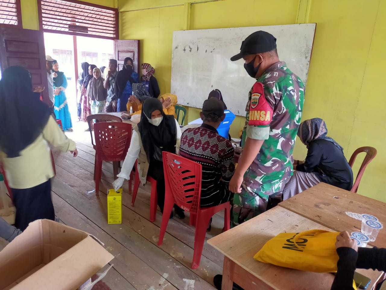 Babinsa Koramil 09/Kemuning Dampingi dan Bantu Percepatan Vaksinasi di Desa Keritang Hulu