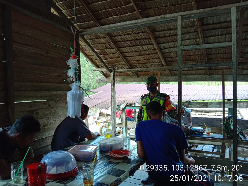 Babinsa Tanjung Siantar Ingatkan Masyarakat Agar Disiplin Protokol Kesehatan