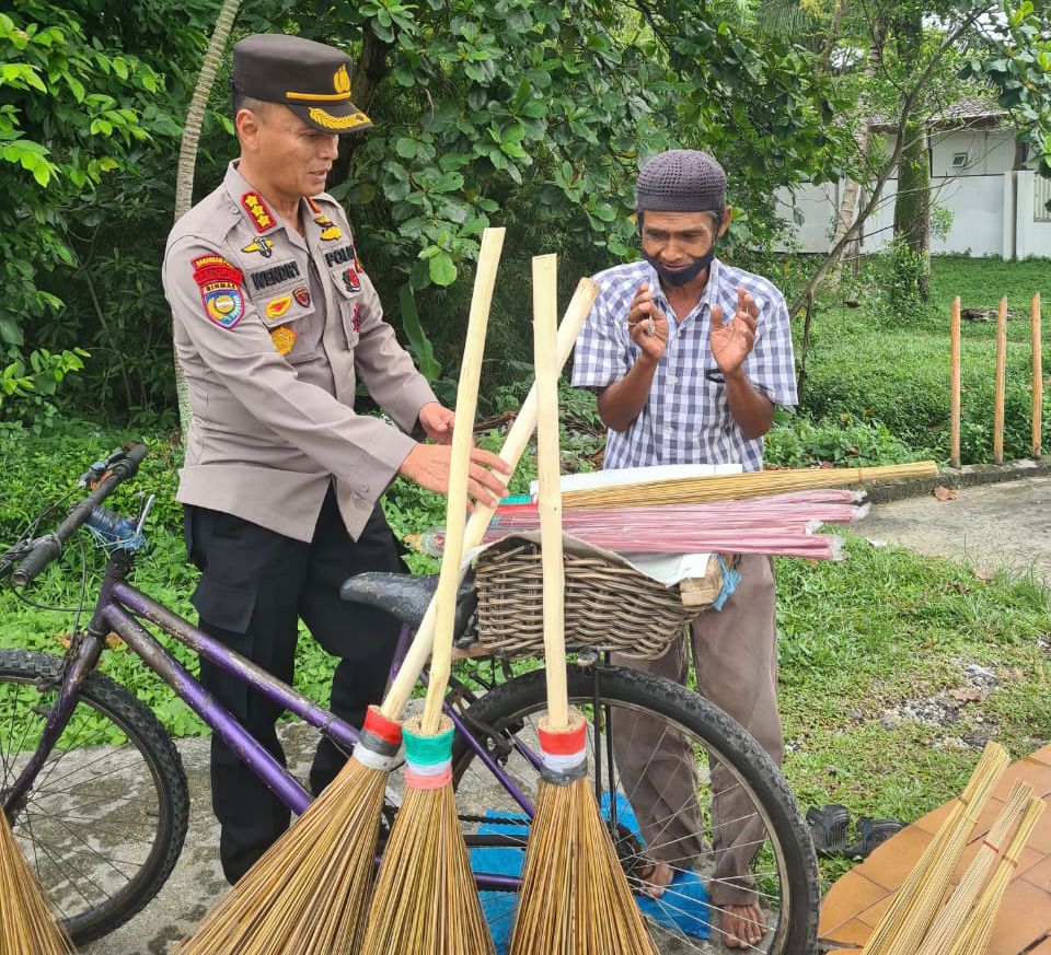 Pedagang Sapu Keliling Kaget Bukan Kepalang, Dagangan Diborong Pak Polisi