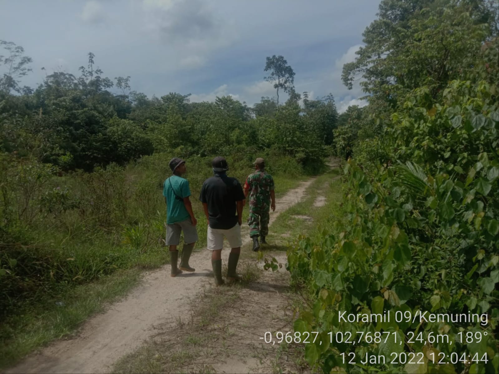 Babinsa Koramil 09/Kemuning Melakukan Patroli Karhutla di Wilayah Kemuning Tua