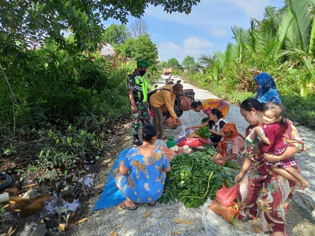 Tetap Patuhi Protokol Kesehatan, Anggota Koramil 04/Kuindra Lakukan Penegakan Disiplin