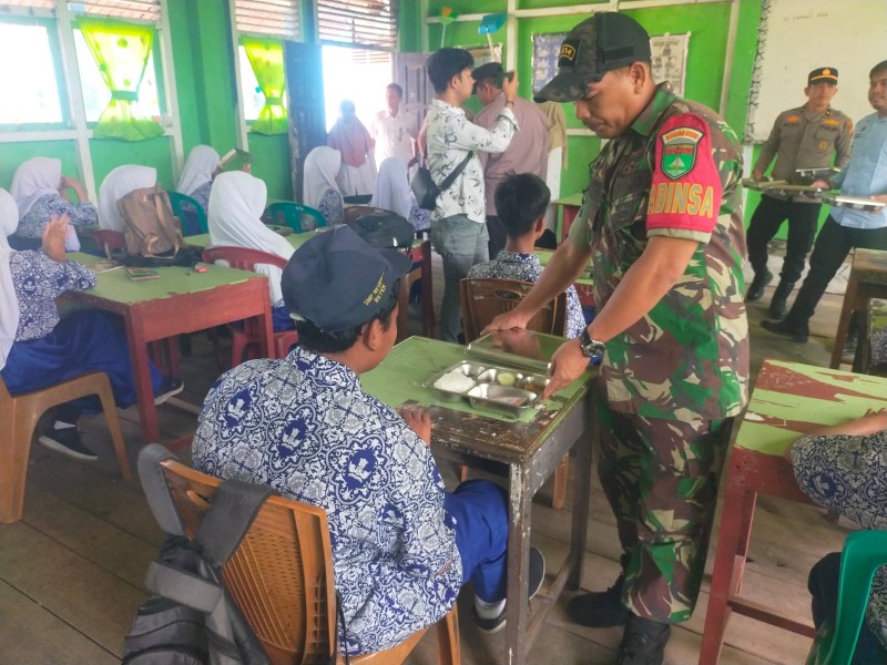 Babinsa Koramil 07/Reteh Terus Tingkatkan Gizi Anak Sekolah Melalui MBG