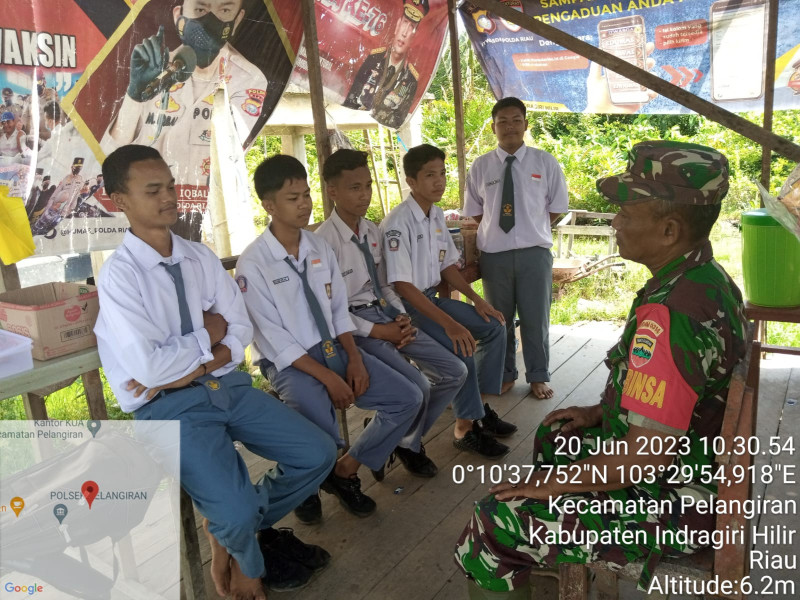 Bersama Siswa SMA 1 Pelangiran, Babinsa Koramil 10/Pelangiran Berikan Pemahaman Tentang Cinta Tanah Air dan NKRI