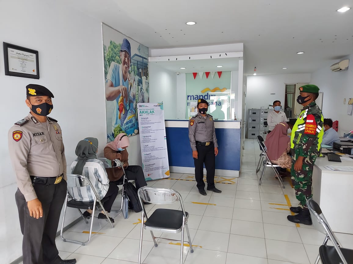 Sambangi Bank Mandiri Cabang Lubuk Dalam, Babinsa dan Bhabinkamtibmas Himbau Nasabah Patuhi Prokes
