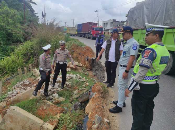 Sat Lantas Polres Rohil beserta Instansi Terkait Survey Jalan Rusak dan Rawan Longsor