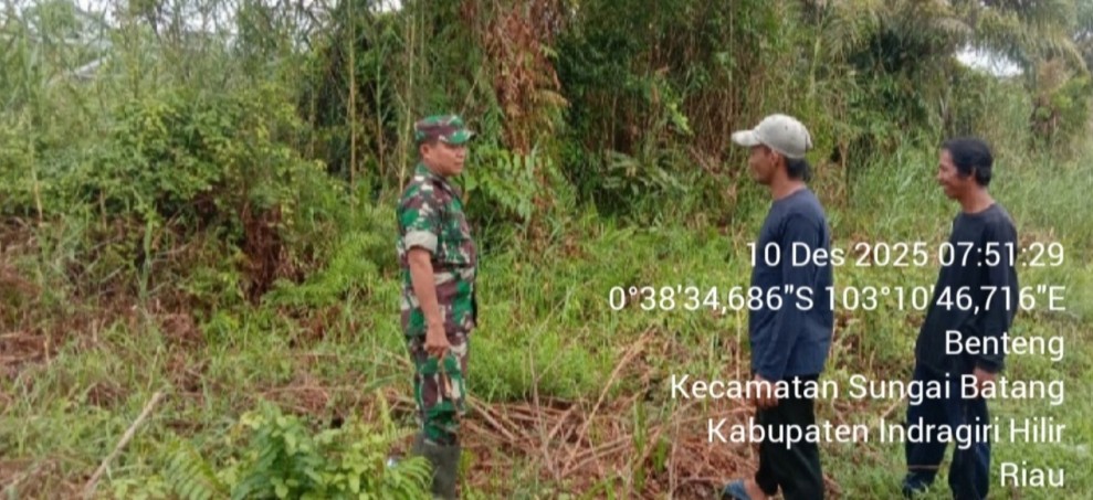 Babinsa Koramil 07/RTH Himbau Masyarakat Jaga Keamanan Wilayah Perbatasan