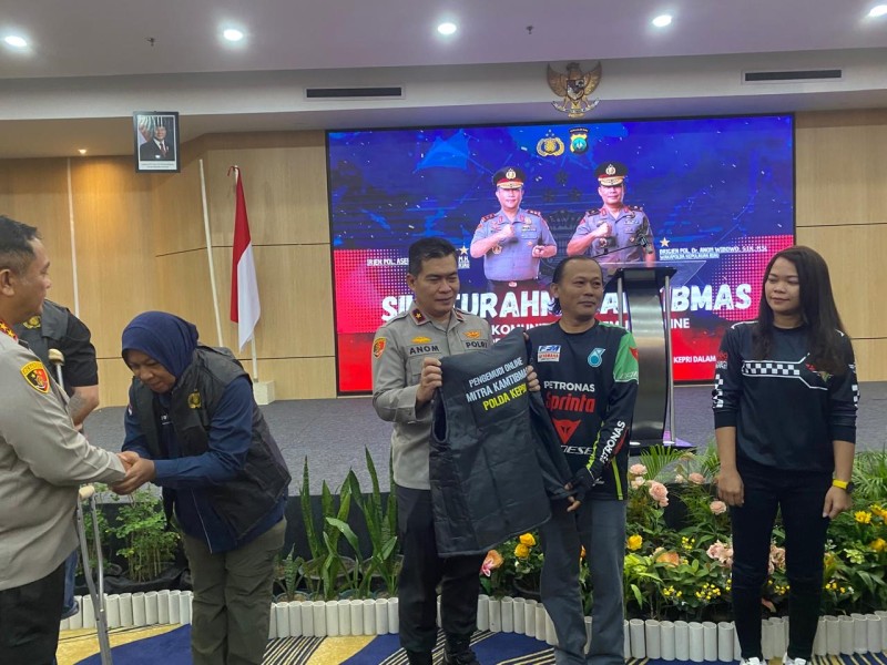 Wujud Kepedulian, Polda Kepri Beri Rompi Kepada Driver Online