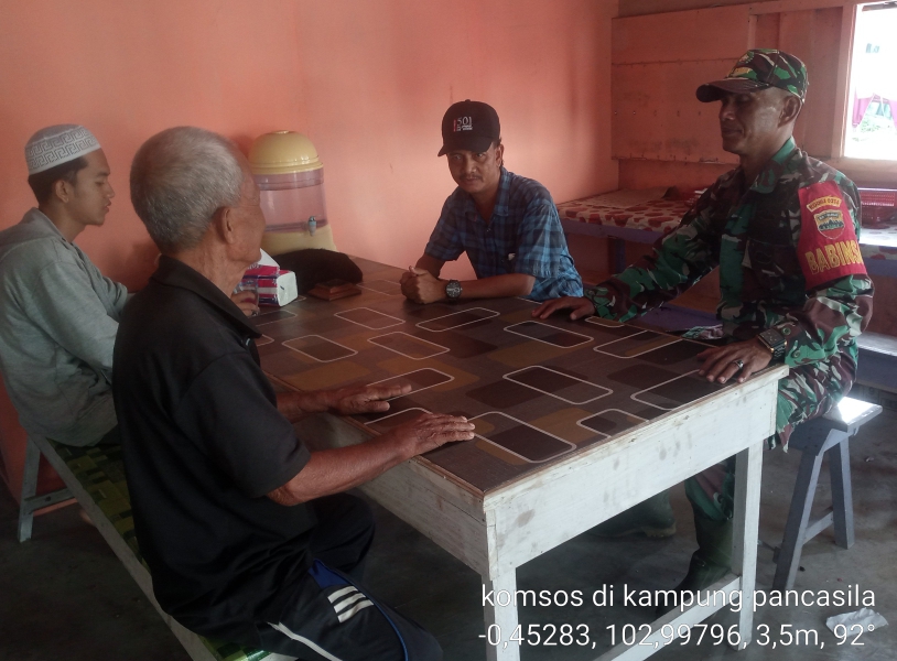 Dukung Tugas Pokok, Babinsa 03/Tpl Serka Hendra Putra Komsos Dengan Ketua RT Dan Tomas