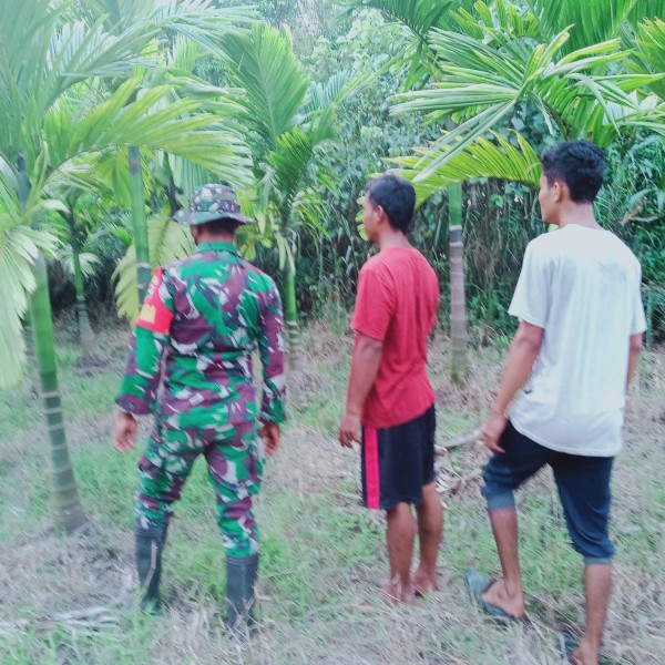 Babinsa Koramil 07/Reteh Laksanakan Patroli Karhutla di Parit 4 Kelurahan Pulau Kijang