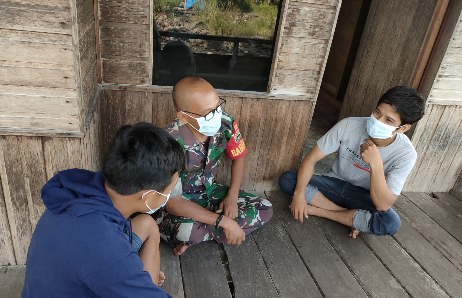 Babinsa Koramil 04/Kuindra Lakukan Komsos Bersama Pemuda Desa