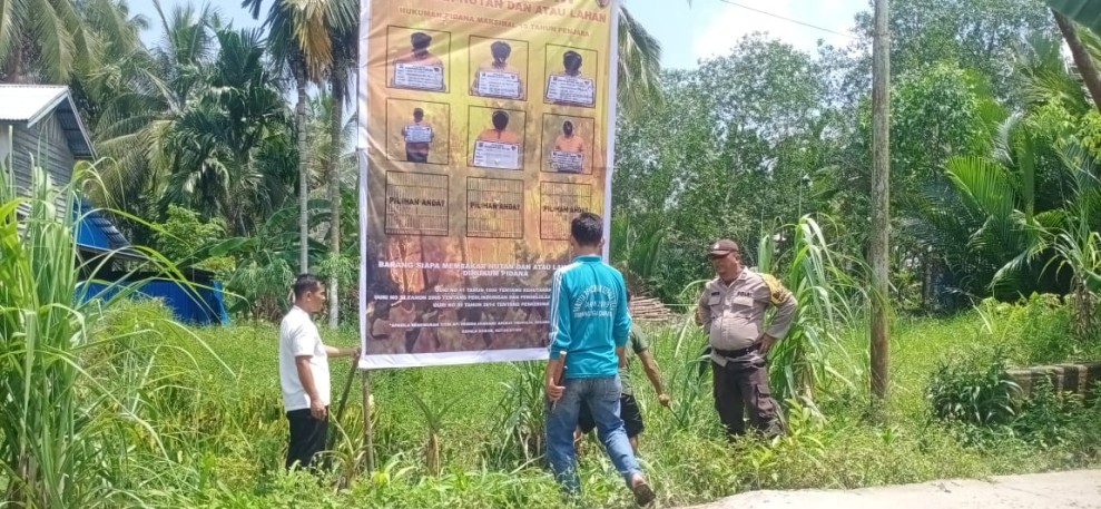 Hadapi Musim Kemarau, Personil Polsek Enok Himbau Warga Waspada Karhutla