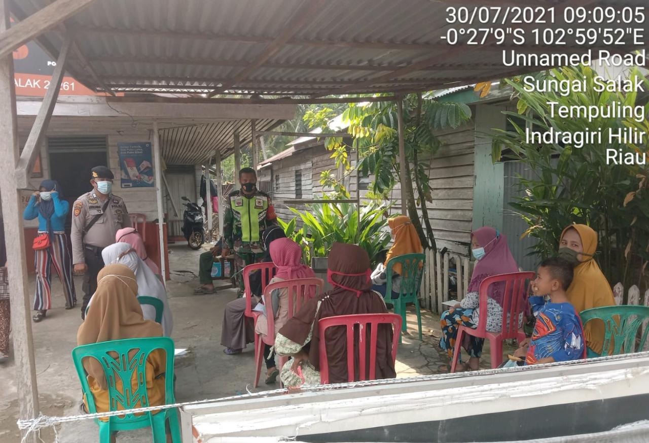 Pastikan Aman dan Tepat, Babinsa 03/Tempuling dan Bhabinkamtibmas Dampingi Penyaluran BST 