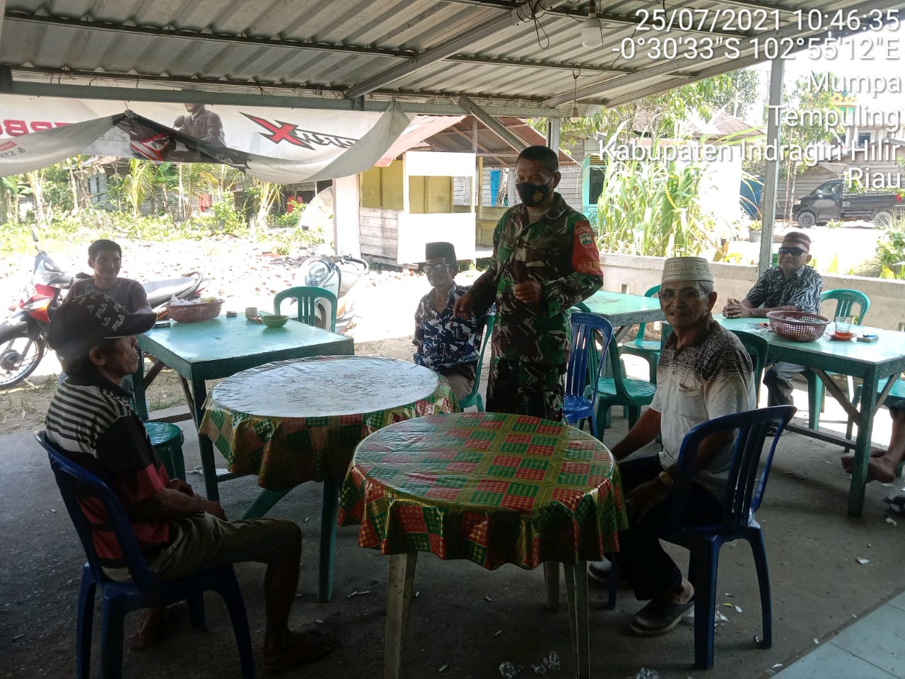 Babinsa Desa Mumpa Koramil 03/Tempuling Himbau Warga Pakai Masker