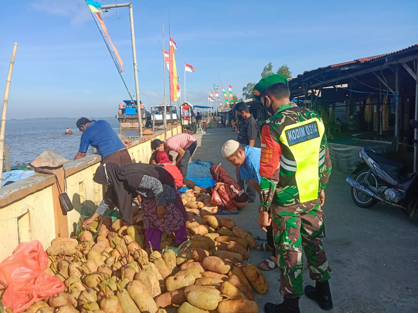 Pasar dan Pelabuhan Sapat Jadi Sasaran Penegakan Protkes Oleh Babinsa 04/Kuindra