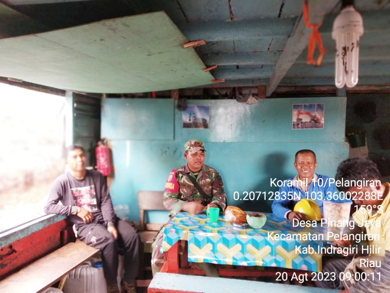 Upaya Babinsa Koramil 10/Pelangiran Terus Mendekatkan Diri Ke Masyarakat Guna Jalin Silaturahmi