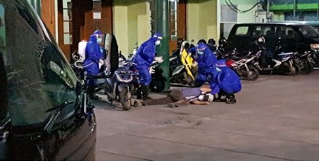 Pria Ini Tiba-tiba Jatuh di Halaman Masjid, Jemaah Salat Tarawih Bubar