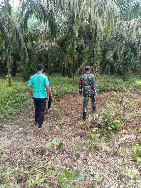 Masuk ke Kebun Warga, Babinsa 09/Kemuning Ingatkan Ini...