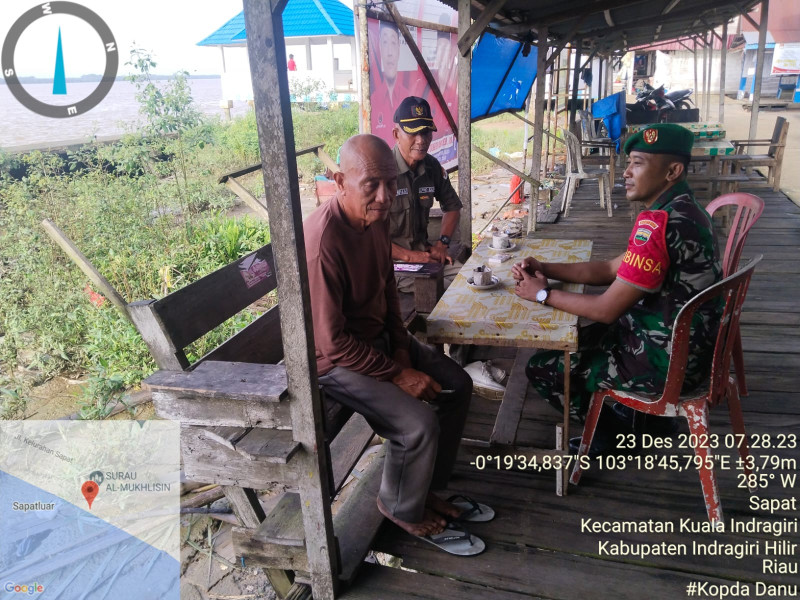 Antisipasi Banjir, Babinsa Koramil 04/Kuindra Giat Lakukan Pembersihan Di Wilayah Desa Sungai Piyai