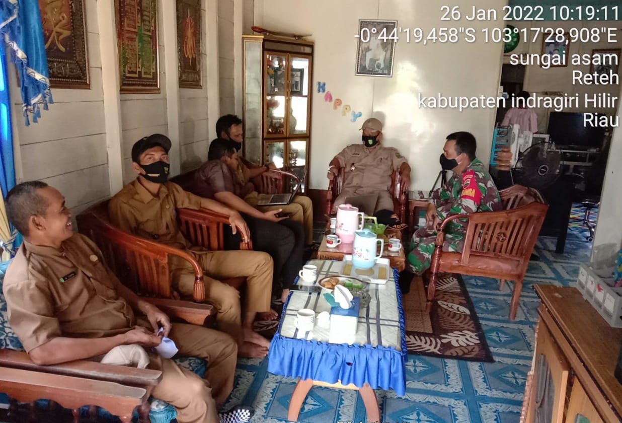 Ciptakan Kedekatan, Babinsa 07/Reteh Komsos Bersama Aparat Desa Sungai Asam 