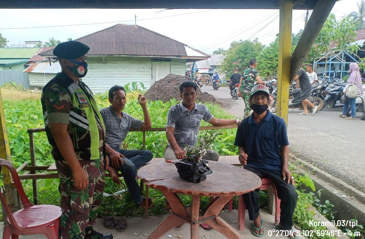 Silaturrahmi, Babinsa Koramil 03/Tempuling Laksanakan Komsos Bersama Tomas