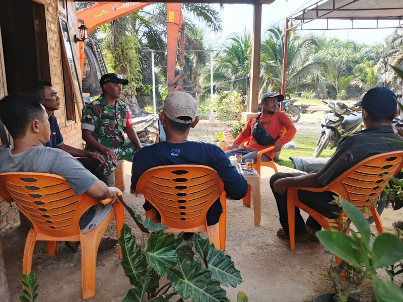 Babinsa Koramil 09/Kemuning Laksanakan Pengawasan Sumber Daya Manusia di Desa Sekayan