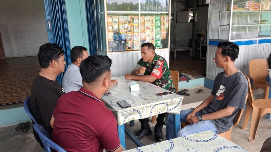 BABINSA SERMA DAMRIANTO BERSAMA PEMUDA DESA BAYAS JAYA NGOBROL BARENG, SINERGIKAN GERAKAN PERTAHANAN DARAT DI DAERAH