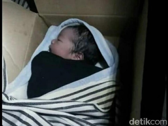 Bayi Masih Hidup di Dalam Kardus Ditemukan di Pos Ronda