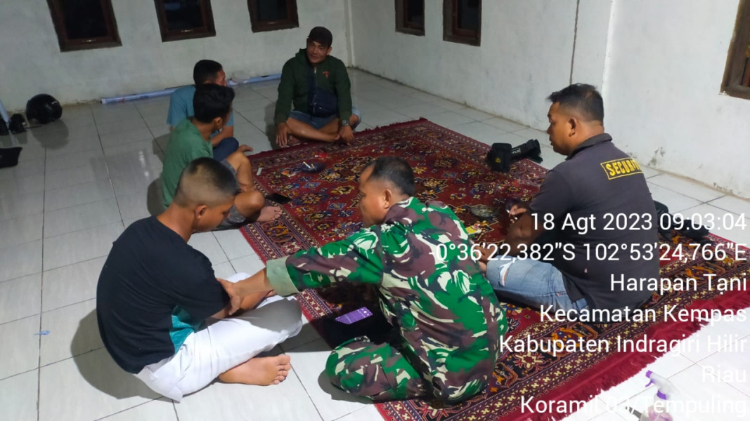 Babinsa Koramil 03/Tpl Komsos Dengan Warga, Jaga Sinergitas Aparat Dengan Warga Setempat