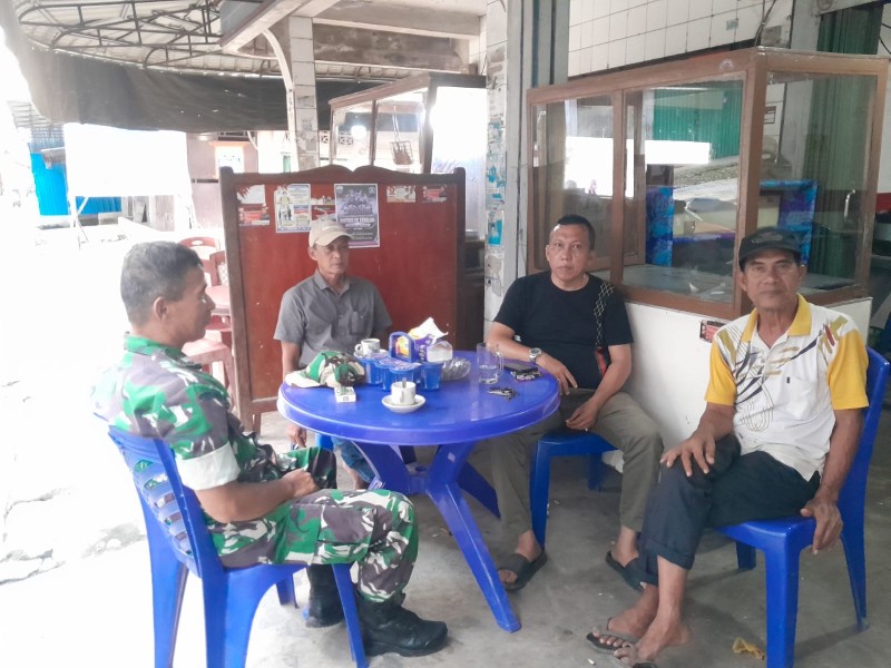 Babinsa Koramil 07/Reteh Perkuat Hubungan Bersama Warga Desa Binaan