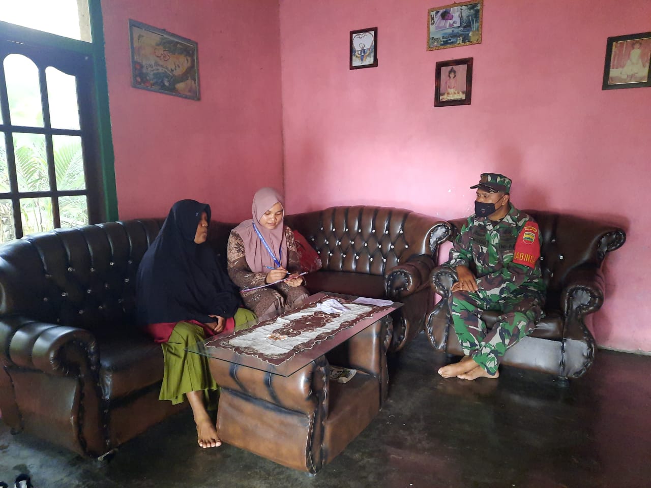 Babinsa Koramil 03/Tempuling Komsos Bersama Kadus Desa Kulim Jaya