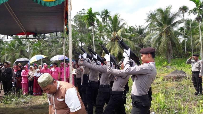 Polres Inhil Sedang Berduka, Almarhum AIPTU Yasbudi Dilepas Dengan Tembakan Salvo 