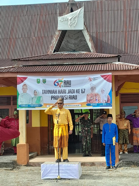 Peringatan HUT Provinsi Riau, Babinsa Pelda Nofiandi Ikuti Upacara Bersama Perangkat Camat
