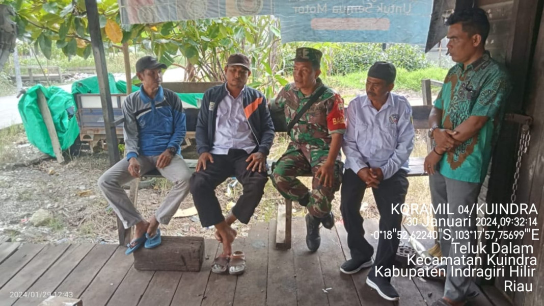 Babinsa Desa Teluk Dalam Komsos di Kampung Pancasila