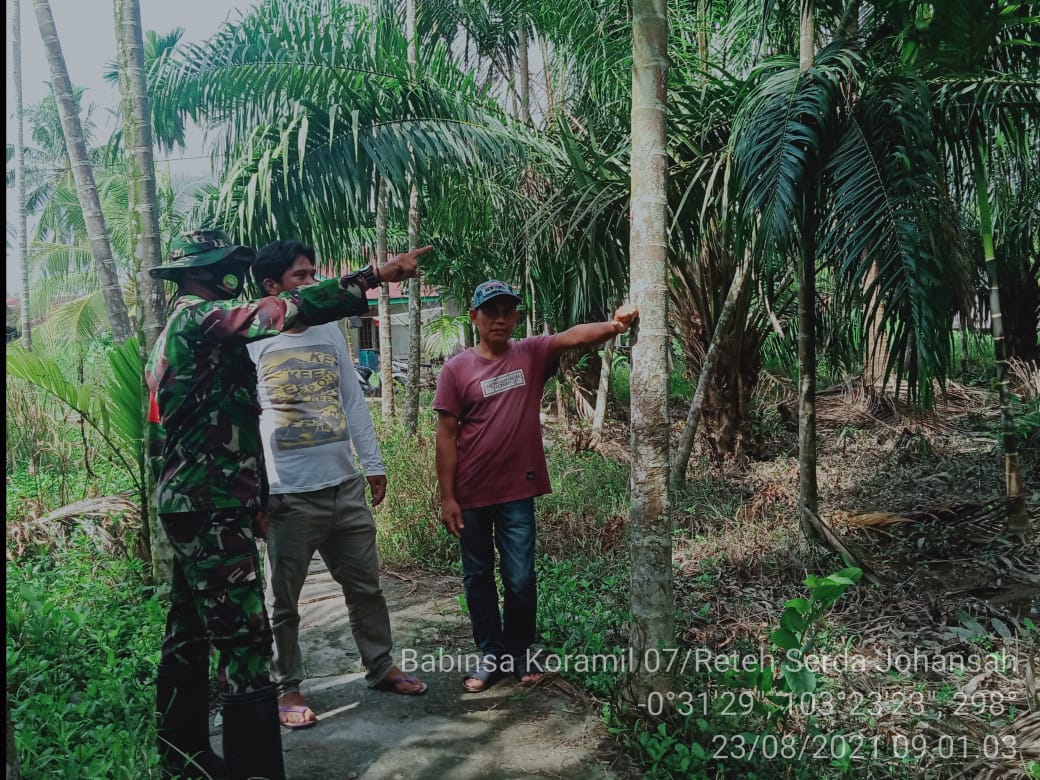 Sasar Kebun Masyarakat, Babinsa Koramil 07/Reteh Lakukan Patroli Karhutla