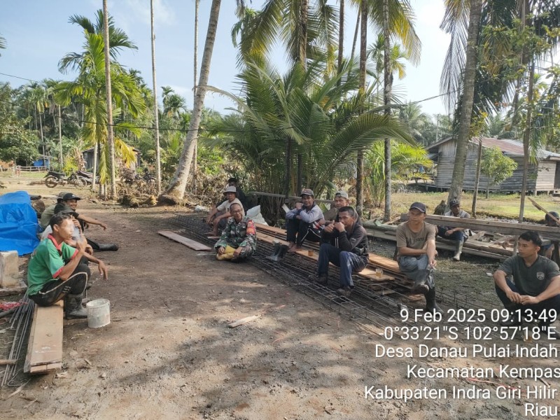 Babinsa Koramil 03/Tpl Sertu Ichlas Manalu Manfaatkan Waktu Istirahat Gotong Royong Untuk Komsos