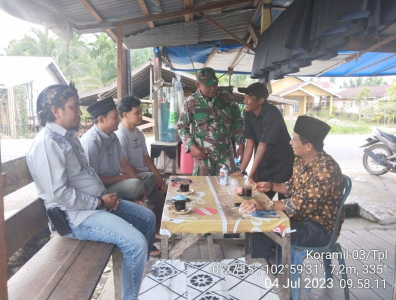 Babinsa 03/Tpl Sertu Syamsul Azman Melaksanakan Komsos dengan Komponen Masyarakat