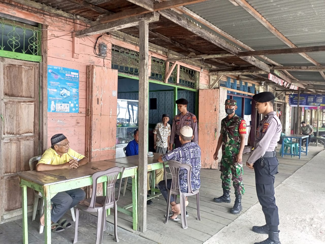 Terkait Prokes, Anggota Koramil 04/Kuindra Terus Terapkan Terhadap Masyarakat