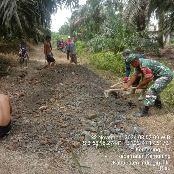 Giat Goro, Babinsa Koramil 09/Kemuning Lakukan Penimbunan Di Badan Jalan Dengan Masyarakat