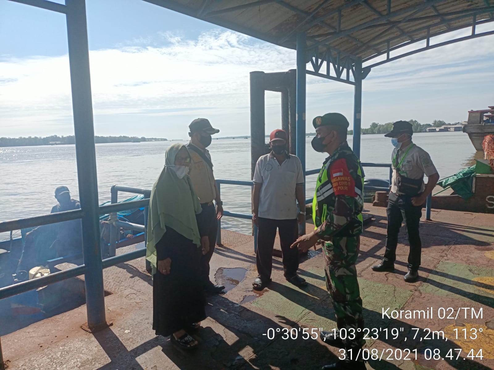 Rutin, Babinsa 02/Tanah Merah dan Satgas Pantau Protkes di Pelabuhan