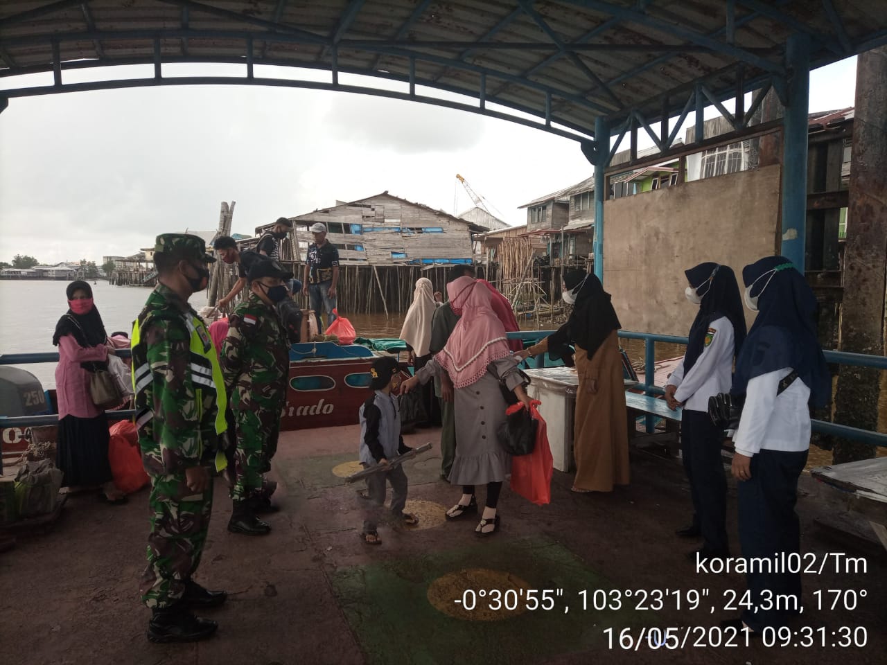 Terus Bersinergi, Koramil 02/Tanah Merah Pantau Protkes Bersama Instansi Terkait