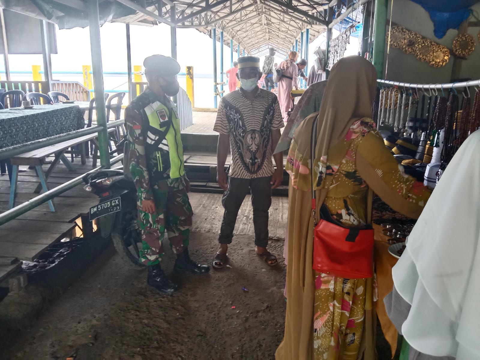 Babinsa Koramil 04/Kuindra Pantau Protokol Kesehatan di Desa Teluk Dalam