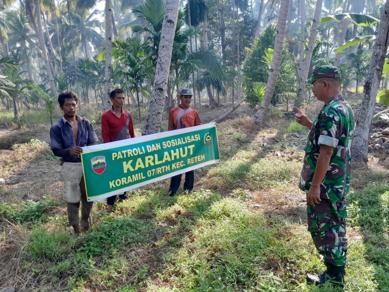 Tingkatkan Kesadaran Masyarakat tentang Bahaya Karhutla, Babinsa Koramil 07/Reteh Rutin Lakukan Sosialisasi