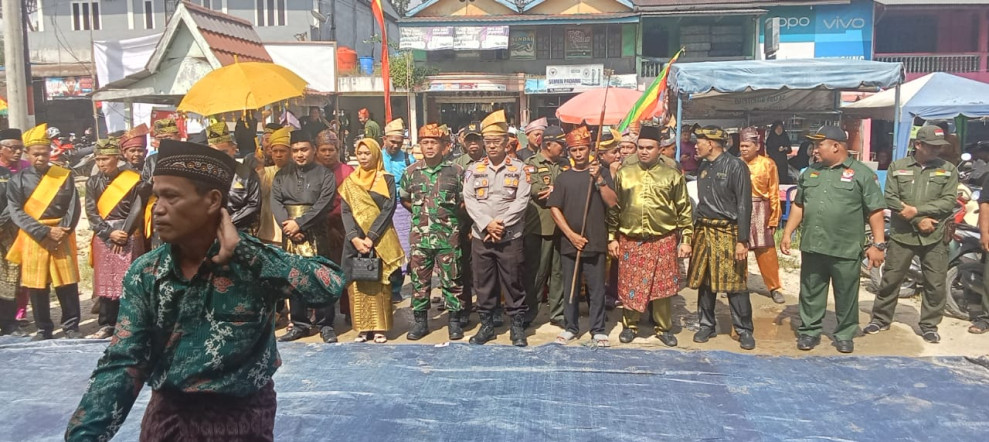 Danramil 09/Kmg Ikuti Upacara Pemberian Gelar Adat Melayu Kepada Kades dan Kadus