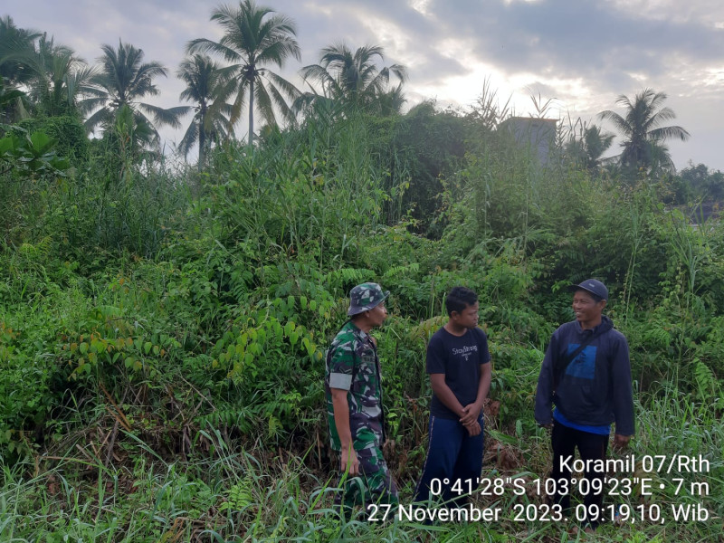 Di Desa Mekar Sari, Babinsa Koramil 07/Reteh Turun Untuk Lakukan Patroli Karlahut Bersama Warga