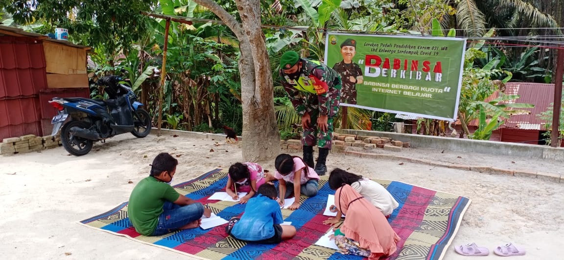 Babinsa Koramil 03/Siak Dampingi Siswa Dalam Pembelajaran Daring di Wilayah Binaan