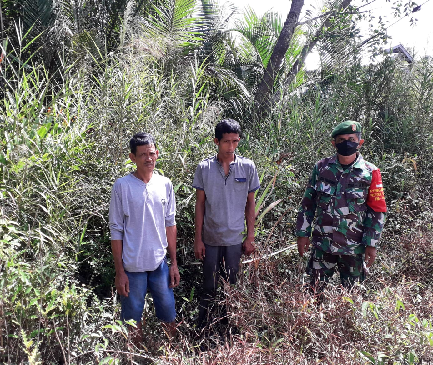 Babinsa Koramil 04/Kuindra Patroli Rutin Karlahut di Wilayah Binaan