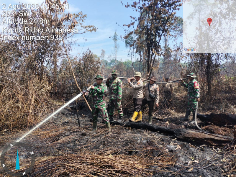 Danramil 05/Gas Lettu Slamet Hirohito Turun Langsung Dan Berjibaku Padamkan Api