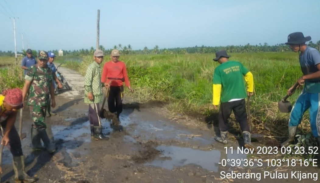 Giat Goro Untuk Pembenahan dan Menjaga Kebersihan Lingkungan Bersama Babinsa Koramil 07/Reteh